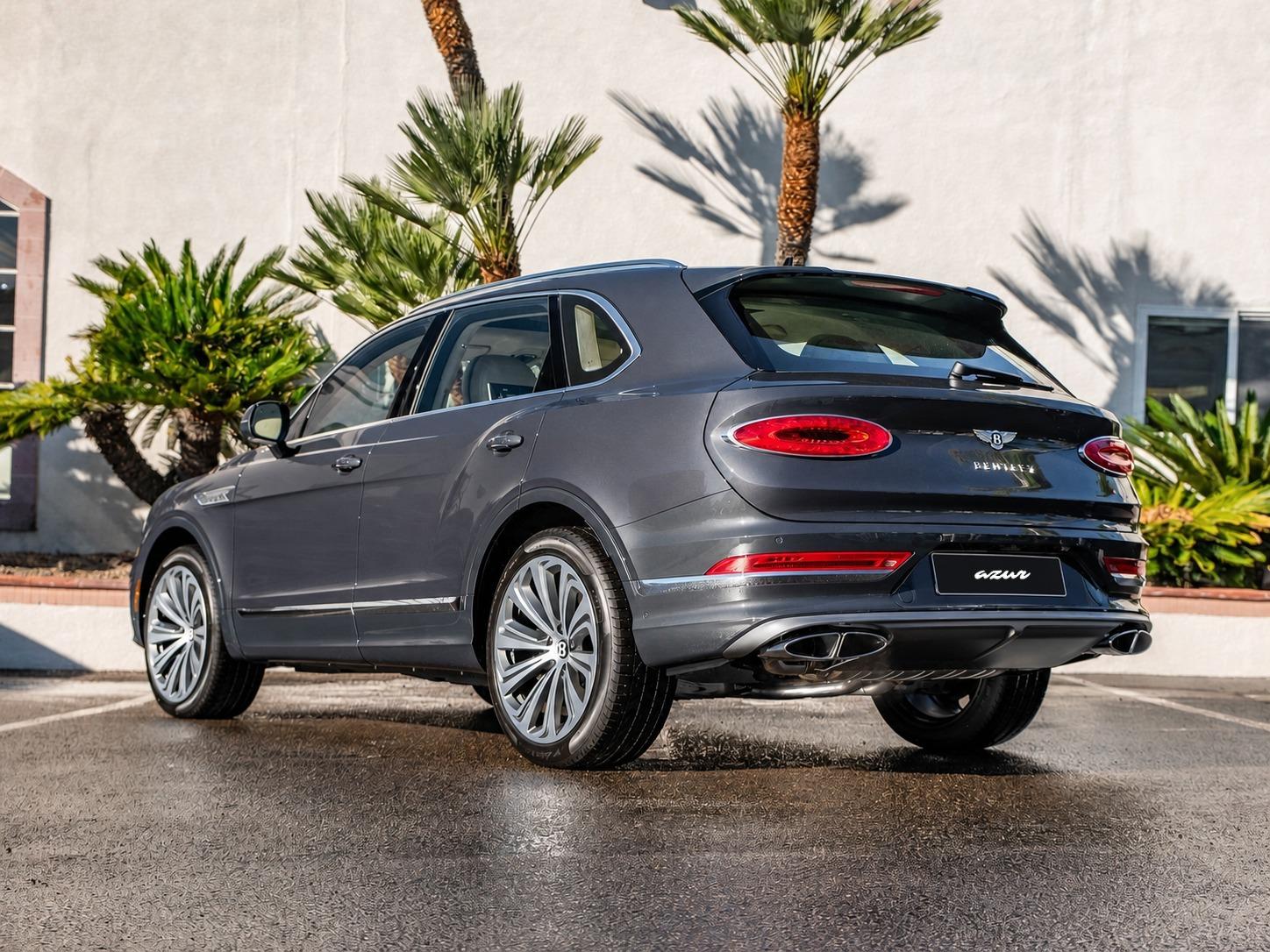 Bentley Bentayga grise, vue arrière trois quarts