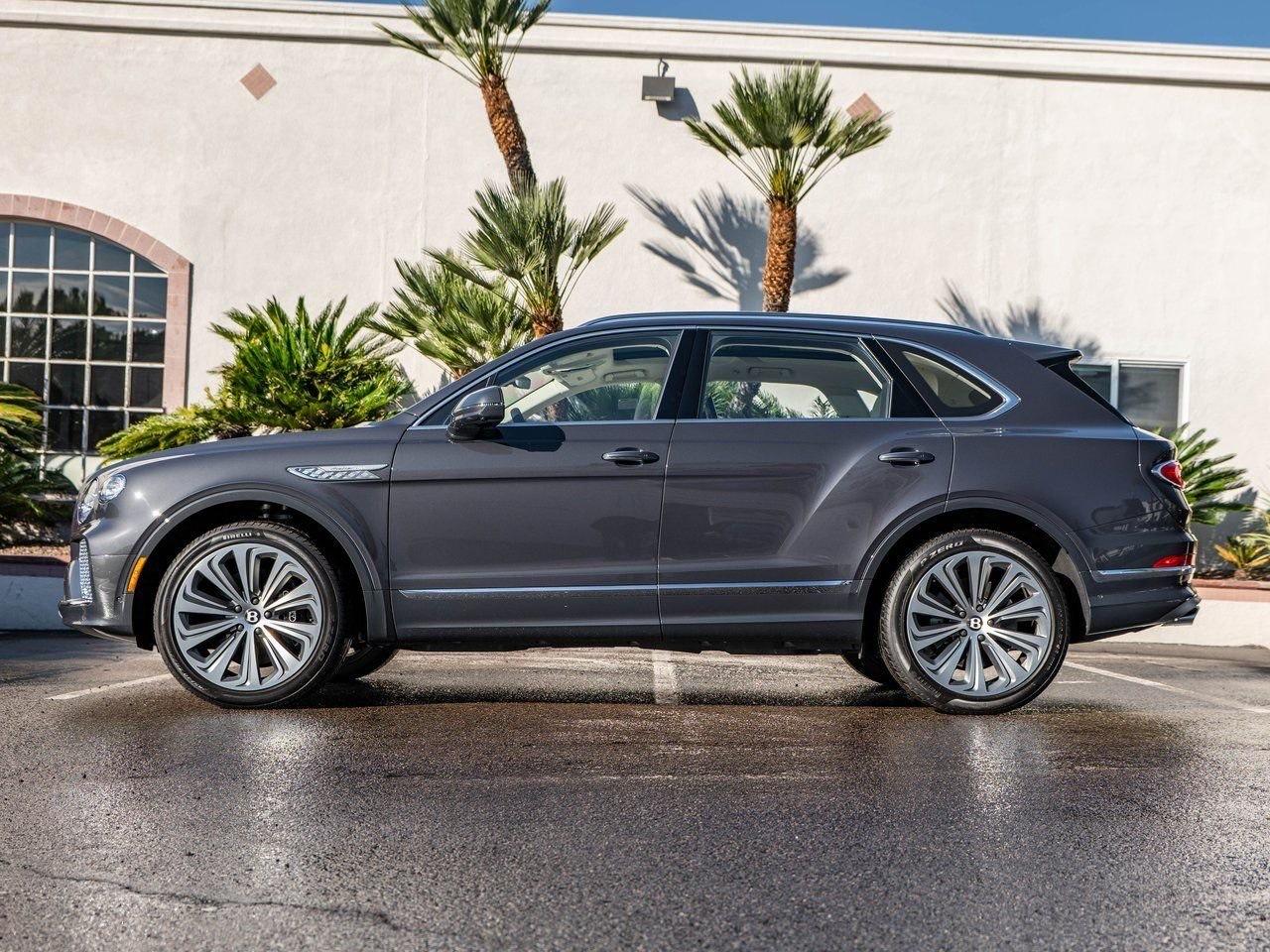 Bentley Bentayga grise, vue de profil