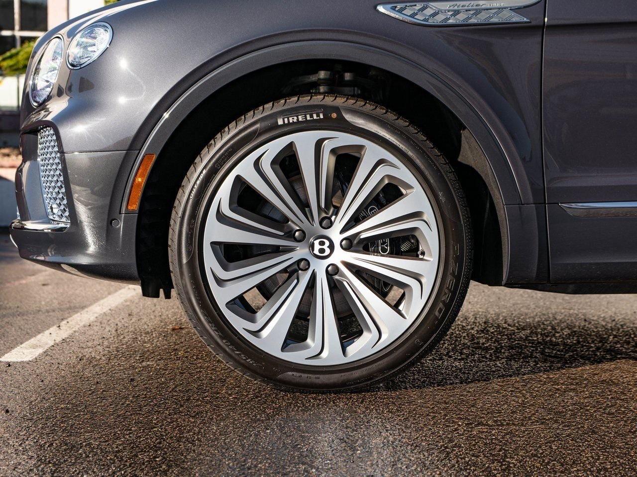Bentley Bentayga, détail jante et badge Atelier sur l'aile