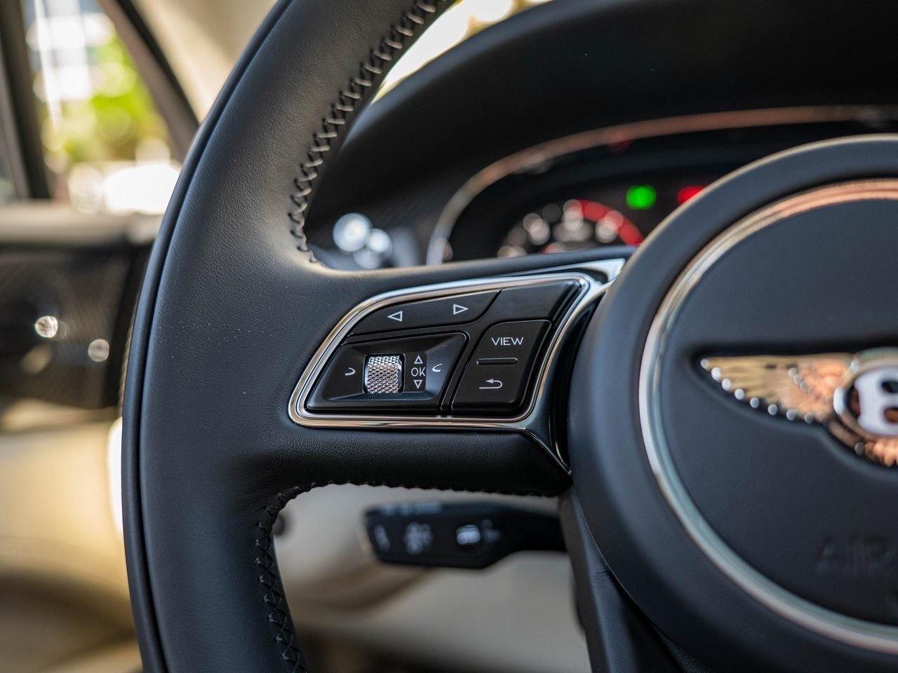Bentley Bentayga, détail volant et logo Bentley