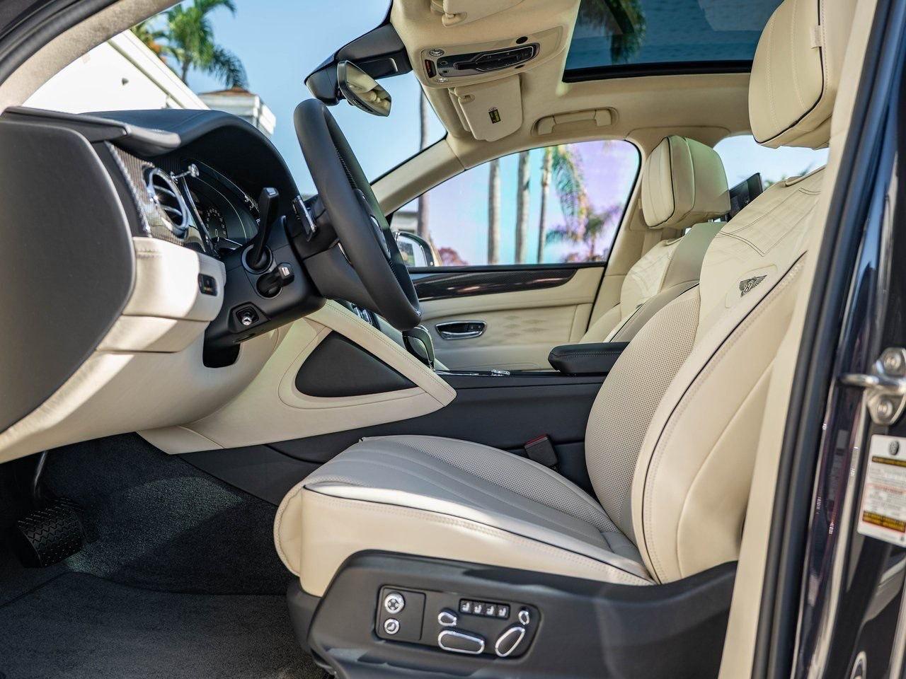 Bentley Bentayga, poste de conduite, sellerie beige et noire