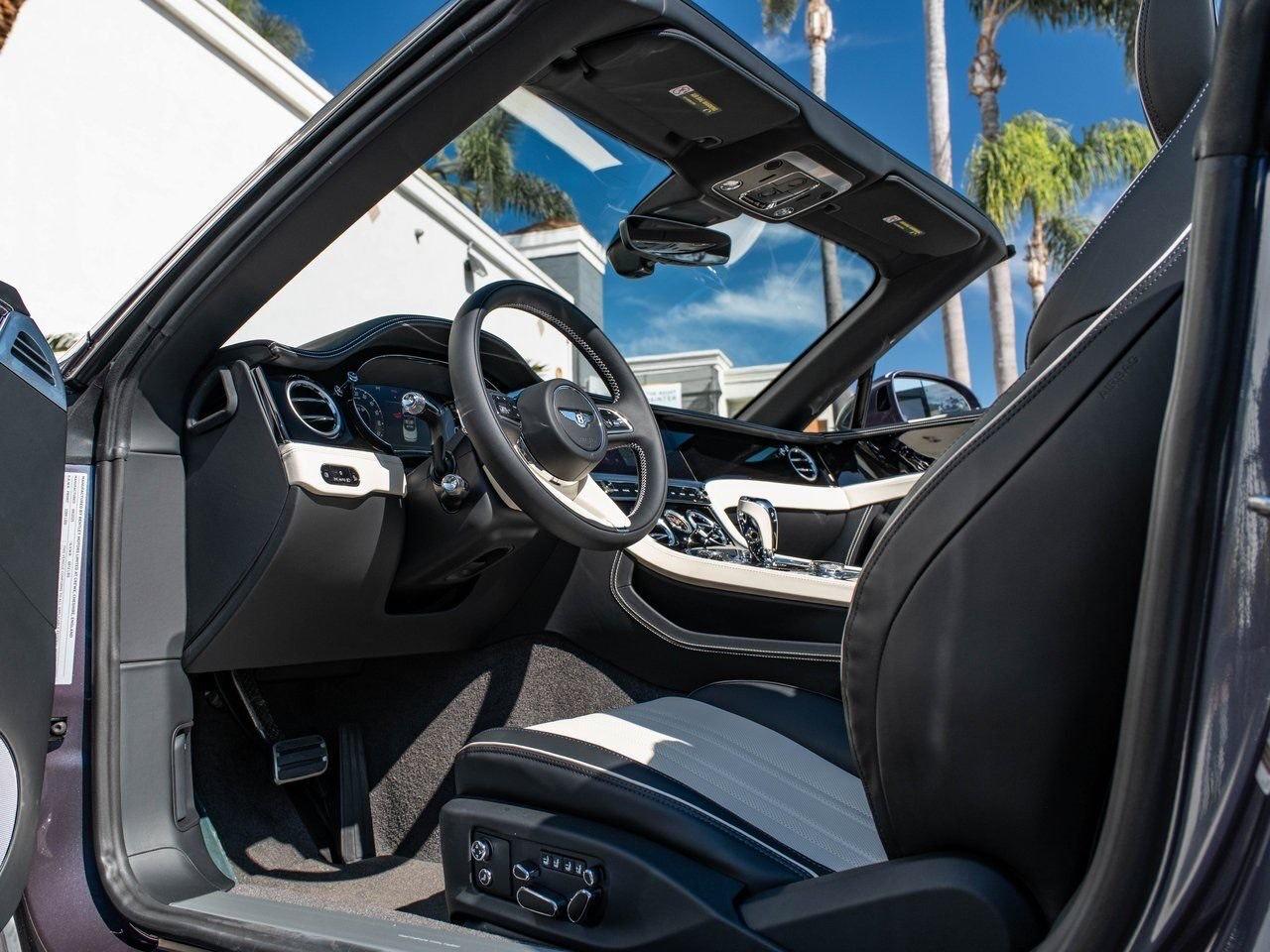 Bentley Continental GTC, portière ouverte, intérieur noir et blanc, écran rotatif