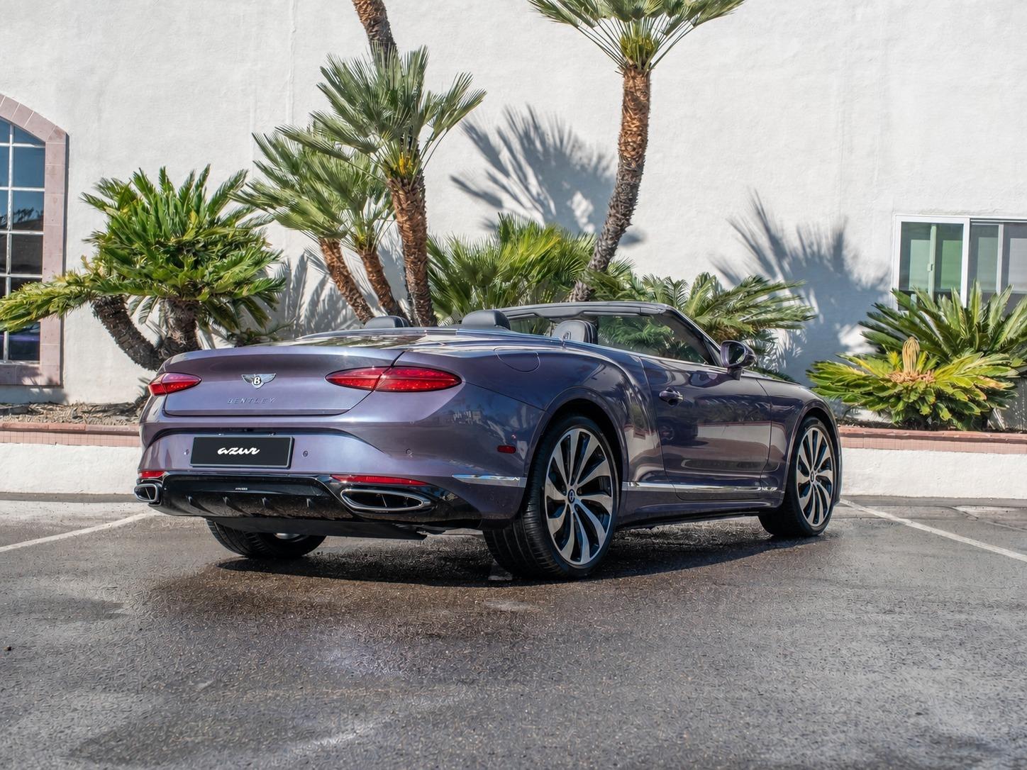 Bentley Continental GTC violette, capote ouverte, vue arrière trois quarts
