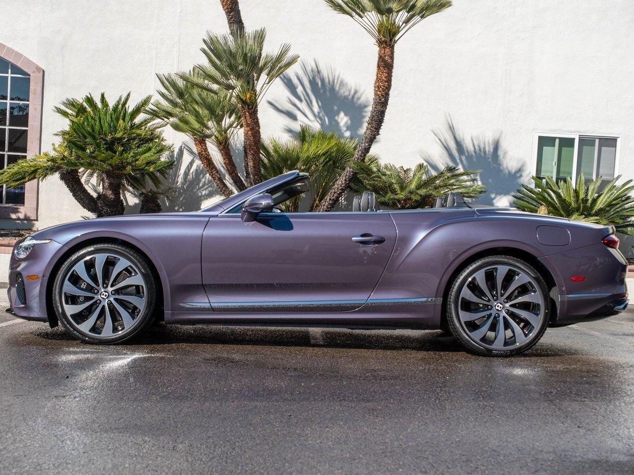 Bentley Continental GTC violette, capote ouverte, vue de profil