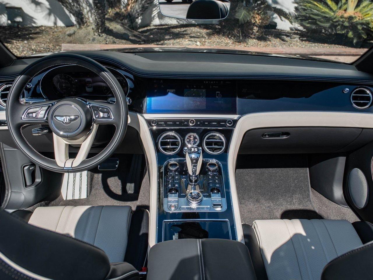 Bentley Continental GTC, planche de bord complète, sellerie noire et blanche