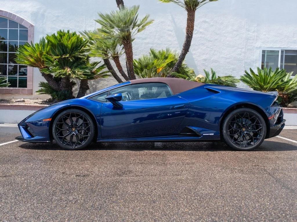 Lamborghini Huracán EVO Spyder bleue, vue de profil, capote fermée