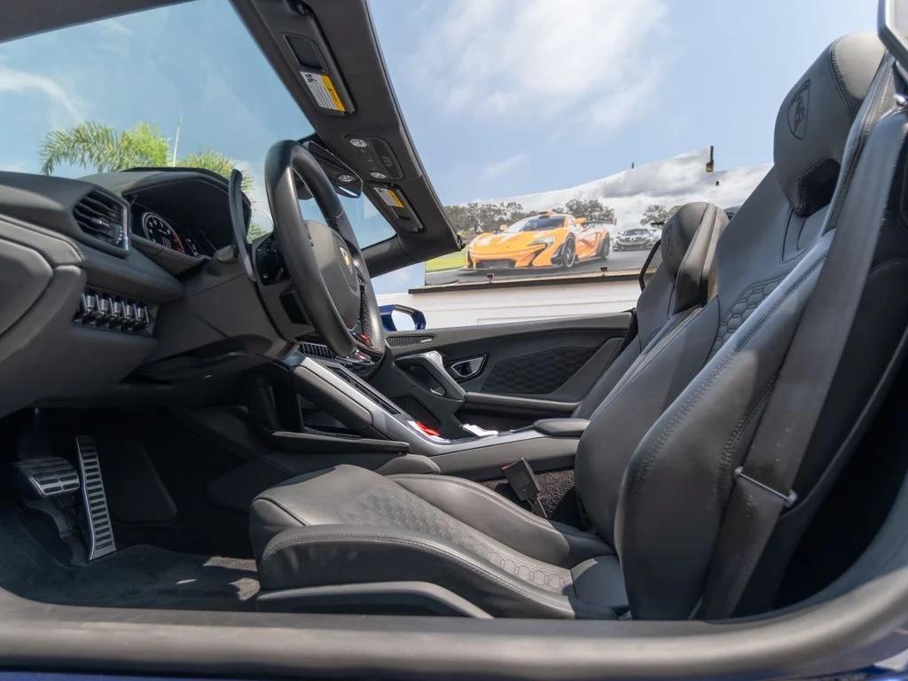 Lamborghini Huracán EVO Spyder, poste de conduite et volant