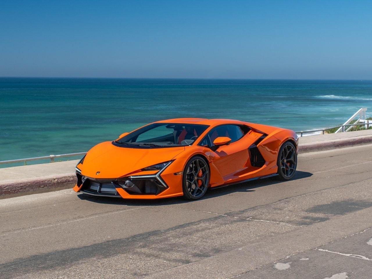Lamborghini Revuelto orange, trois quarts avant en bord de mer