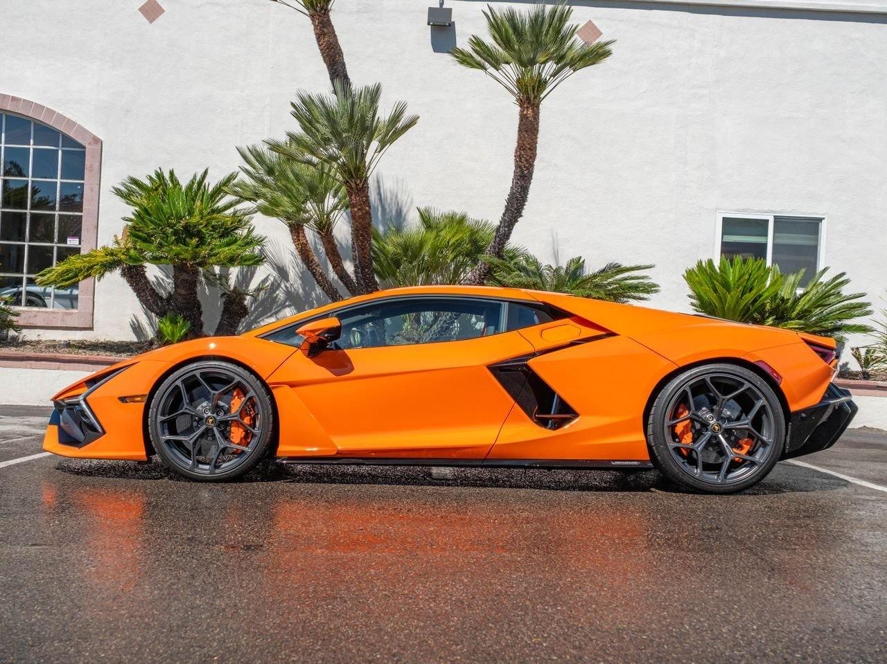 Lamborghini Revuelto orange, vue de profil