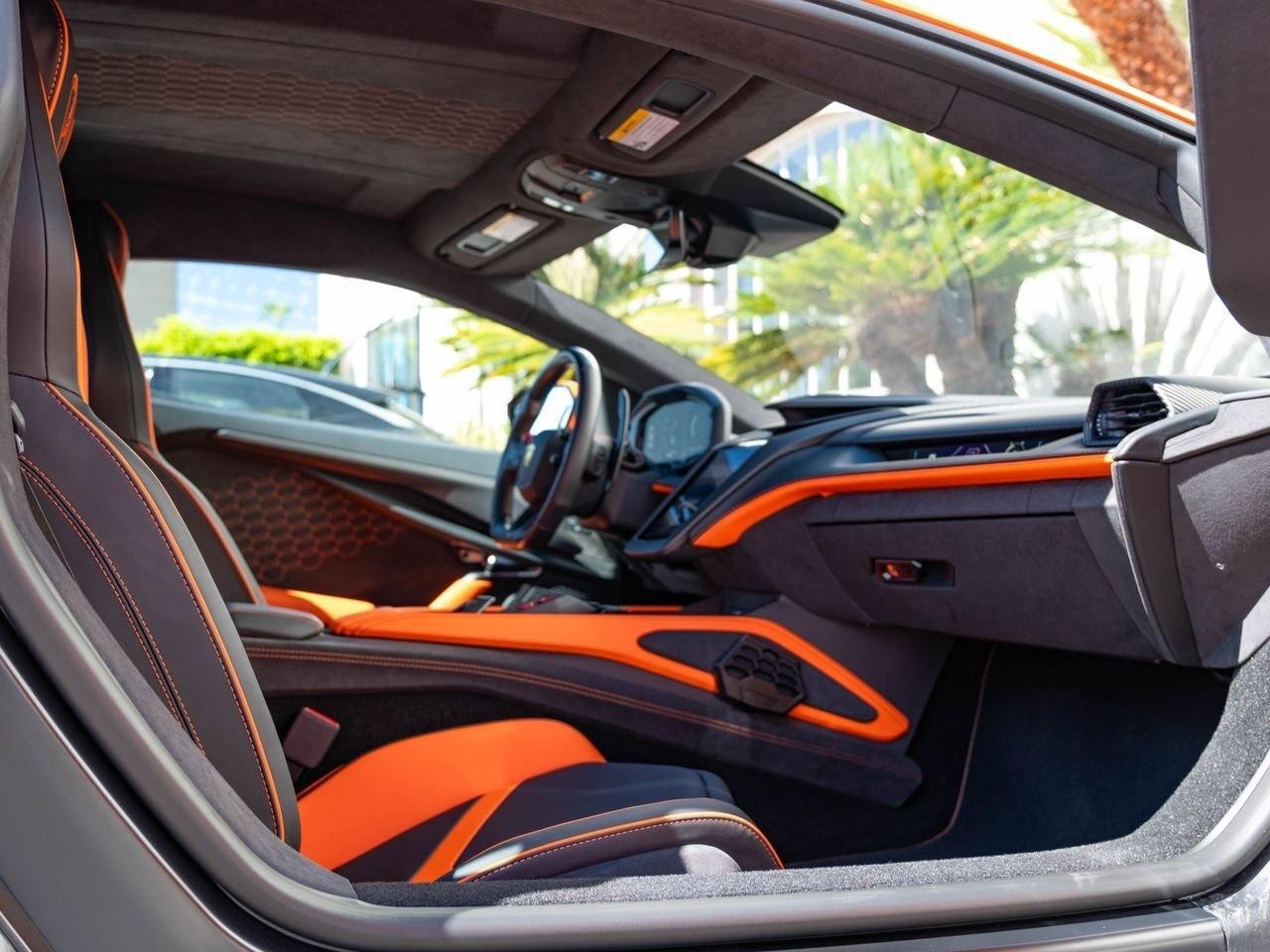 Lamborghini Revuelto, poste de conduite et volant, sellerie noire et orange