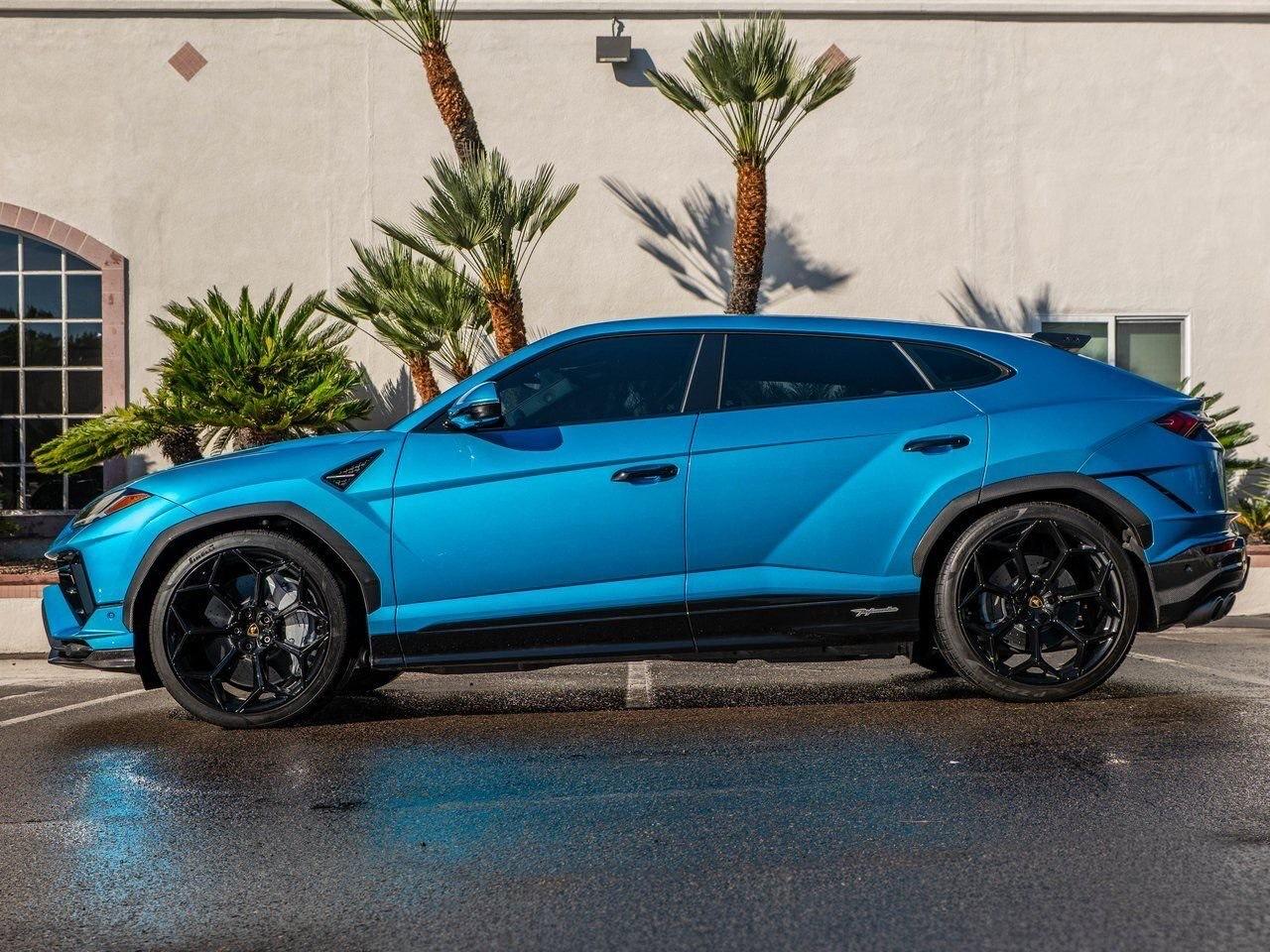 Lamborghini Urus bleue, vue de profil
