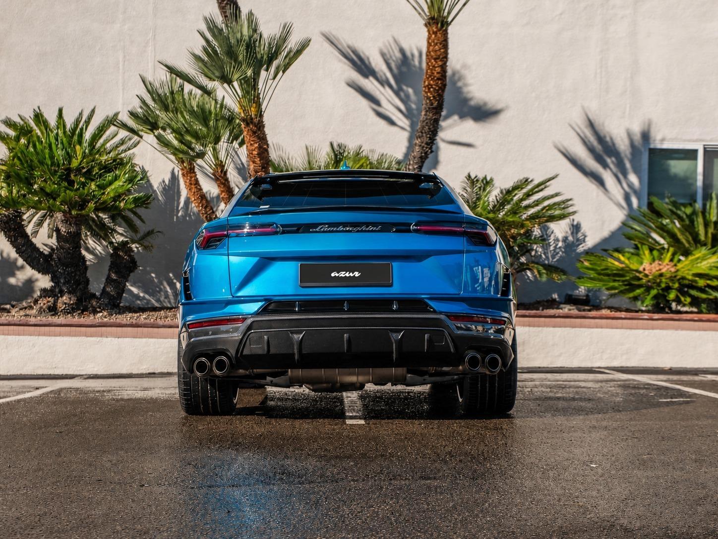 Lamborghini Urus bleue, vue arrière trois quarts