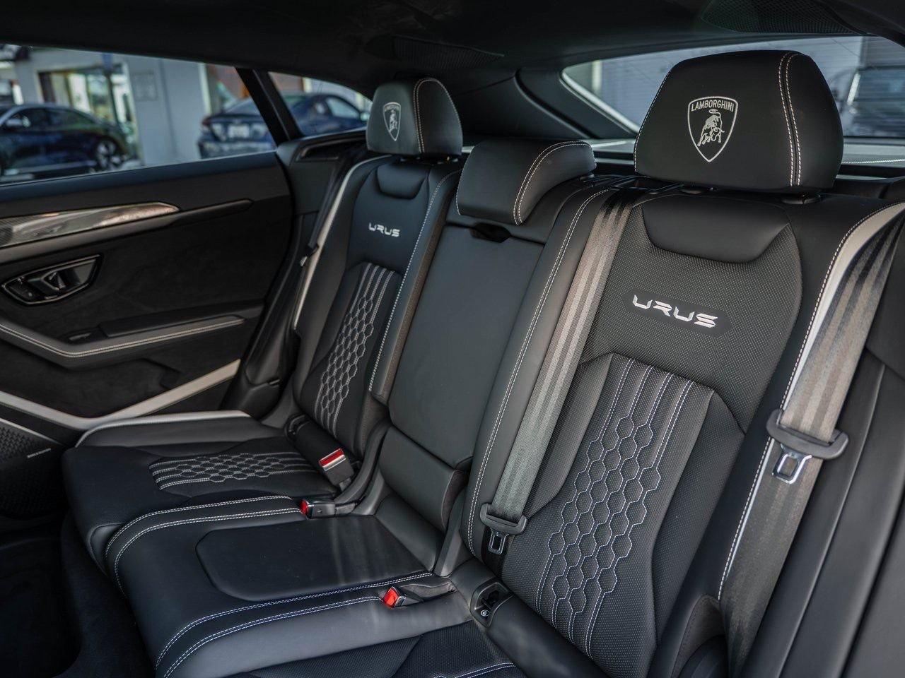 Lamborghini Urus, banquette arrière cuir noir, logo Lamborghini sur l'appui-tête