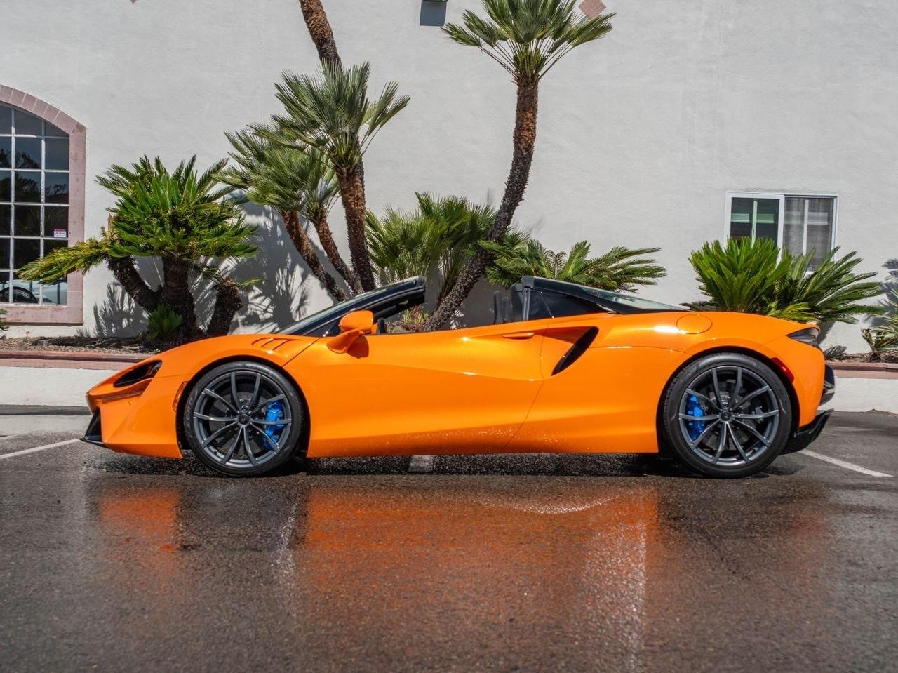 McLaren Artura Spider orange, vue de profil, étriers bleus