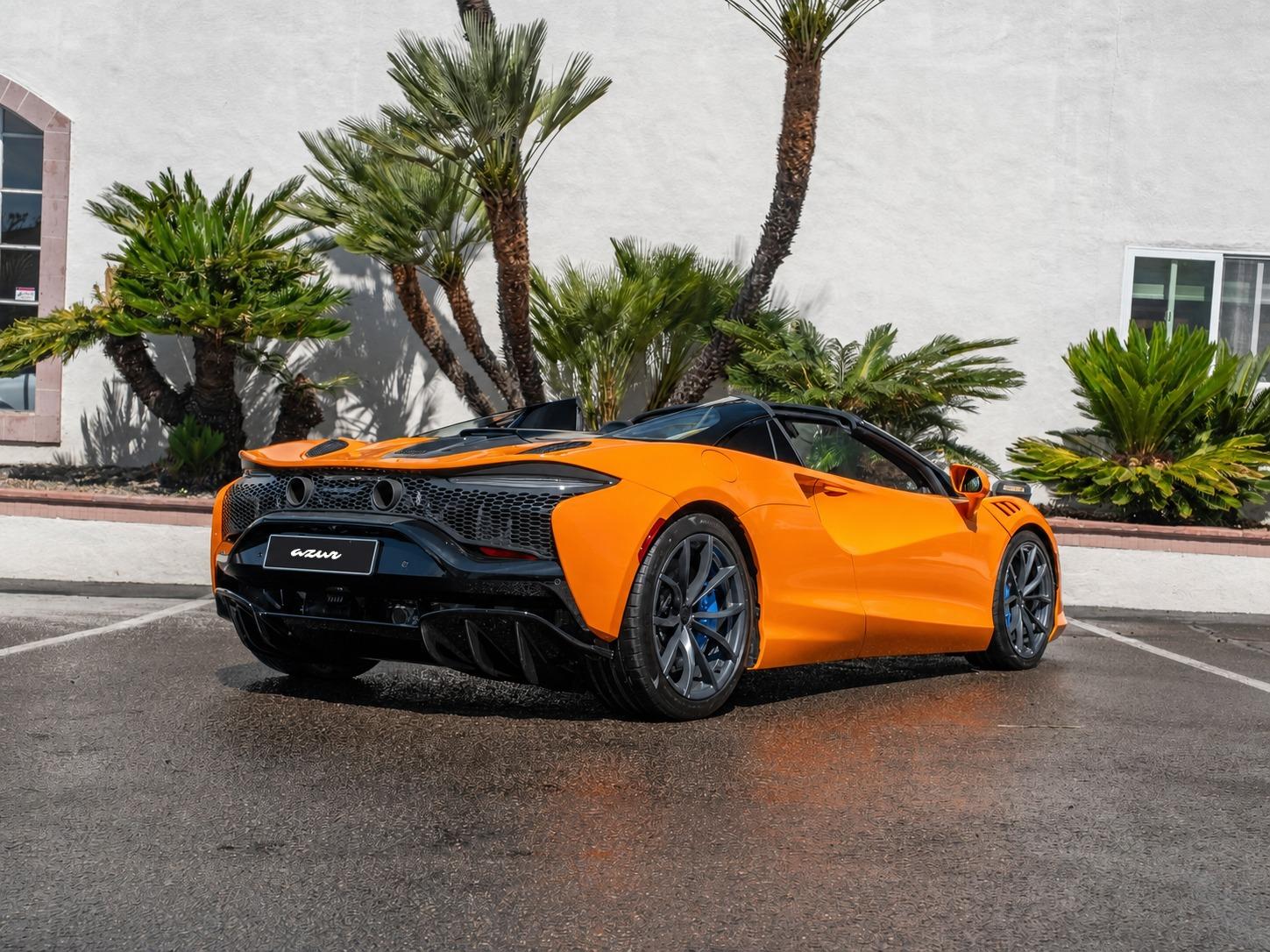 McLaren Artura Spider orange, vue arrière trois quarts