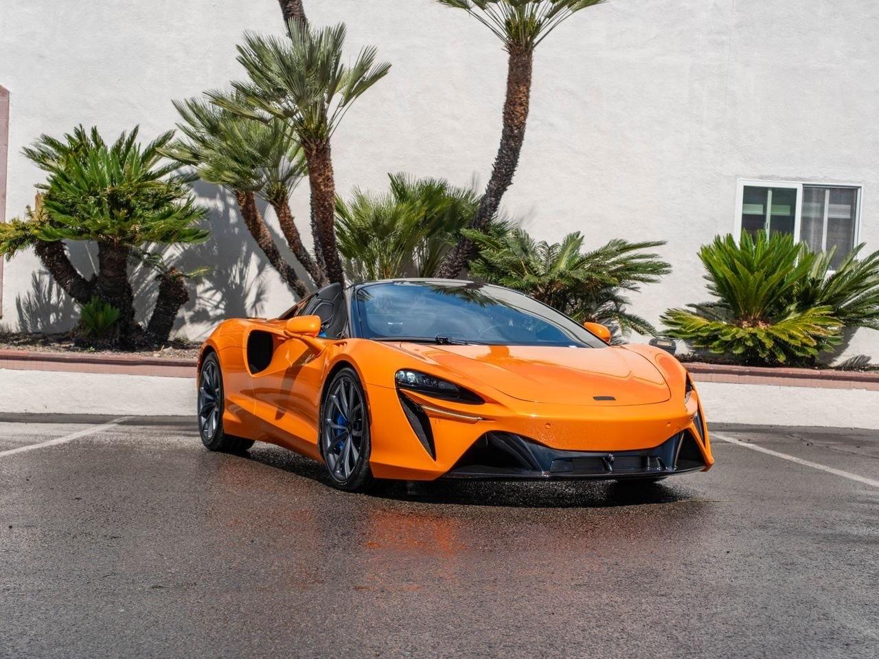 McLaren Artura Spider orange, trois quarts avant