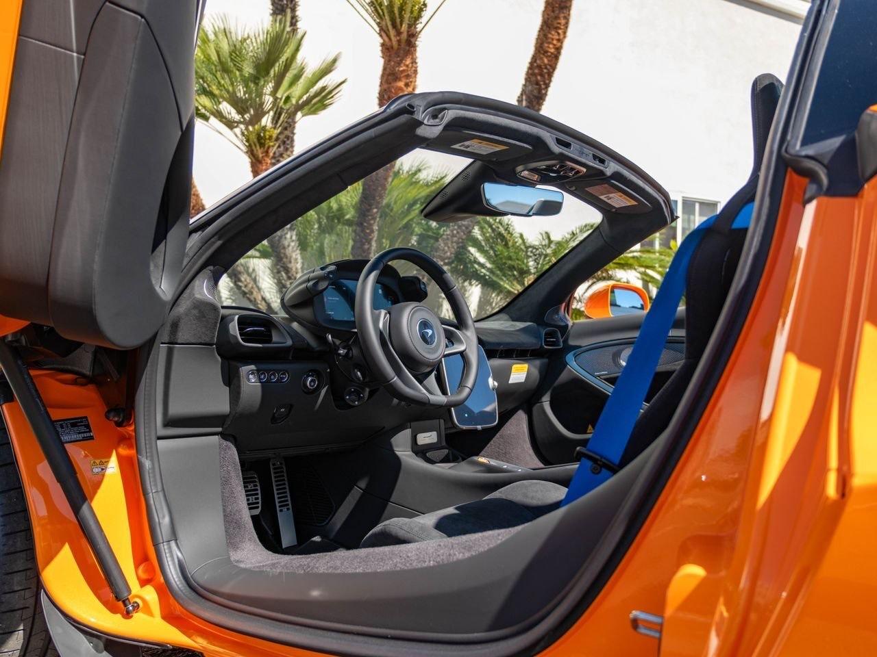 McLaren Artura Spider, portière papillon ouverte, intérieur noir