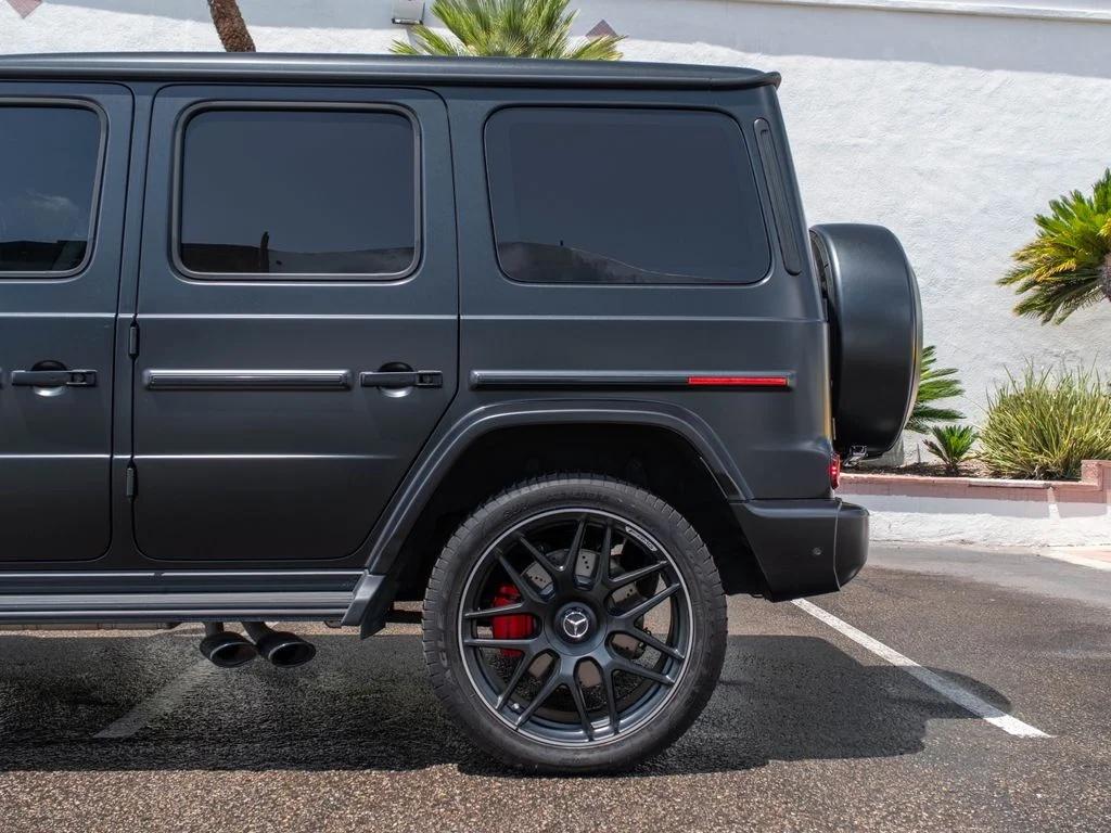 Mercedes-AMG G 63 gris mat, profil arrière, jantes noires et étriers rouges