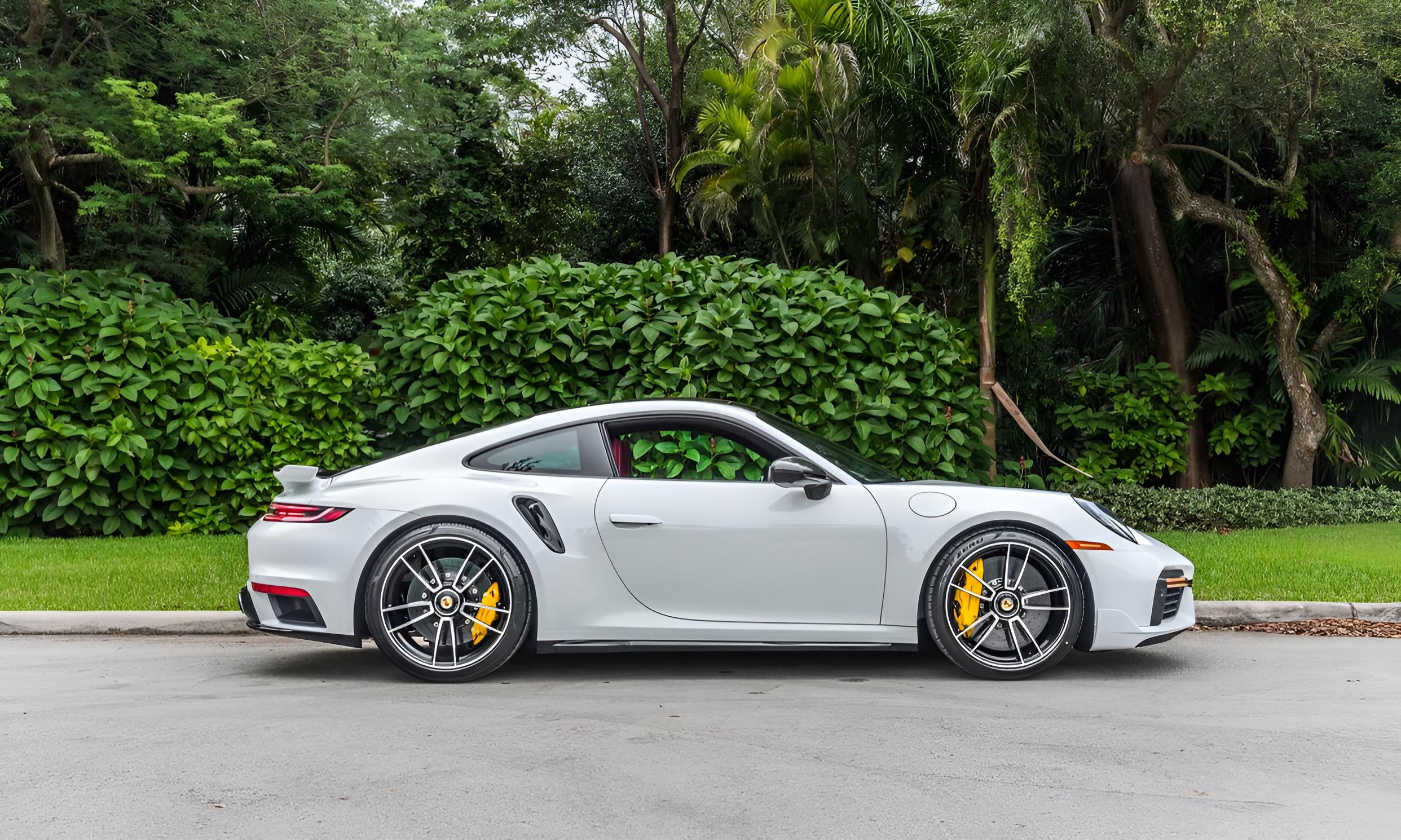 Porsche 911 Turbo S (992) blanche vue de profil, aileron déployé