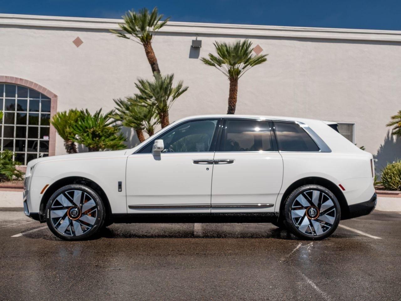 Rolls-Royce Cullinan Series II blanche, vue de profil, jantes noires et orange