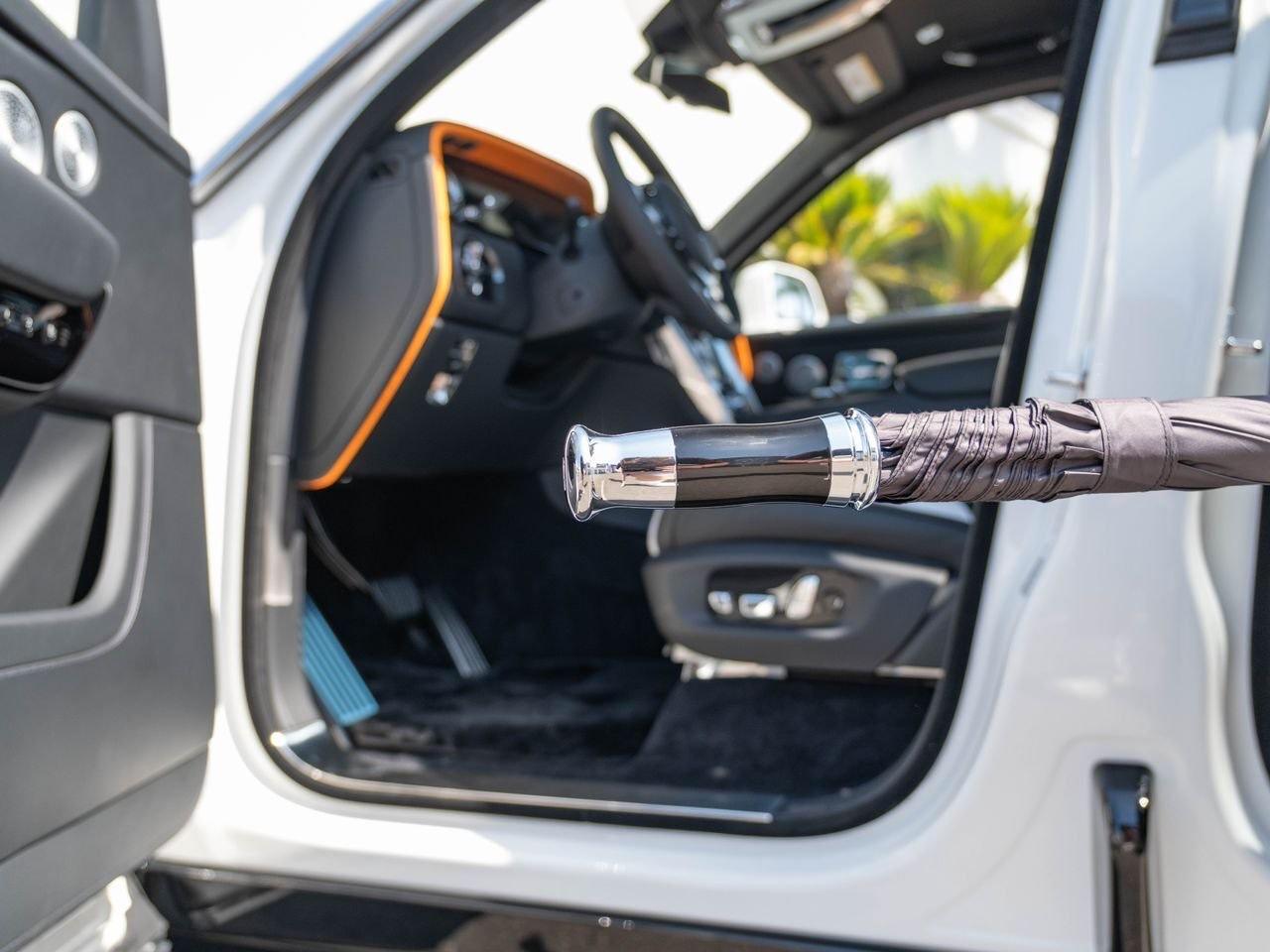Rolls-Royce Cullinan Series II, parapluie intégré à la portière conducteur