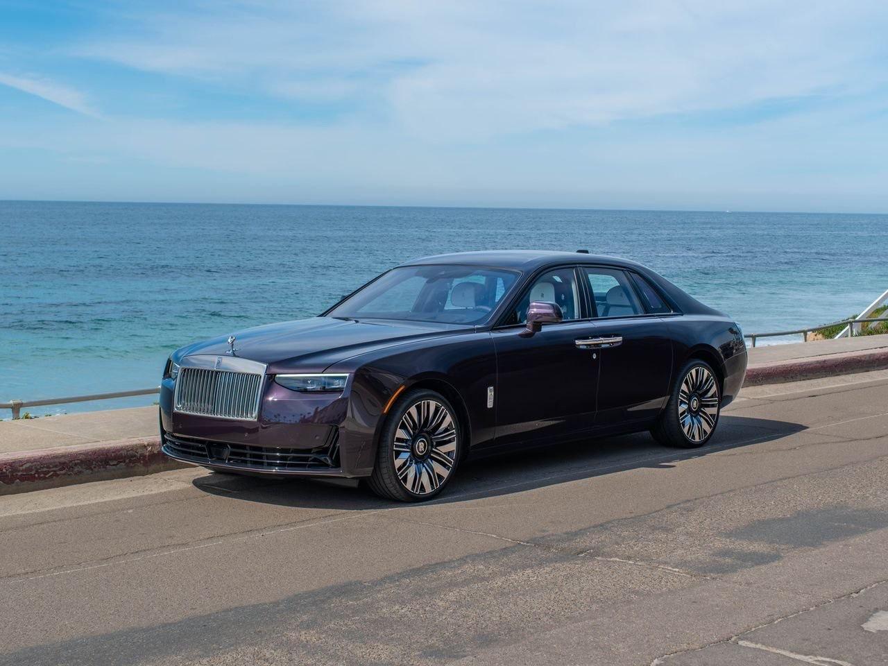 Rolls-Royce Ghost violette, trois quarts avant en bord de mer