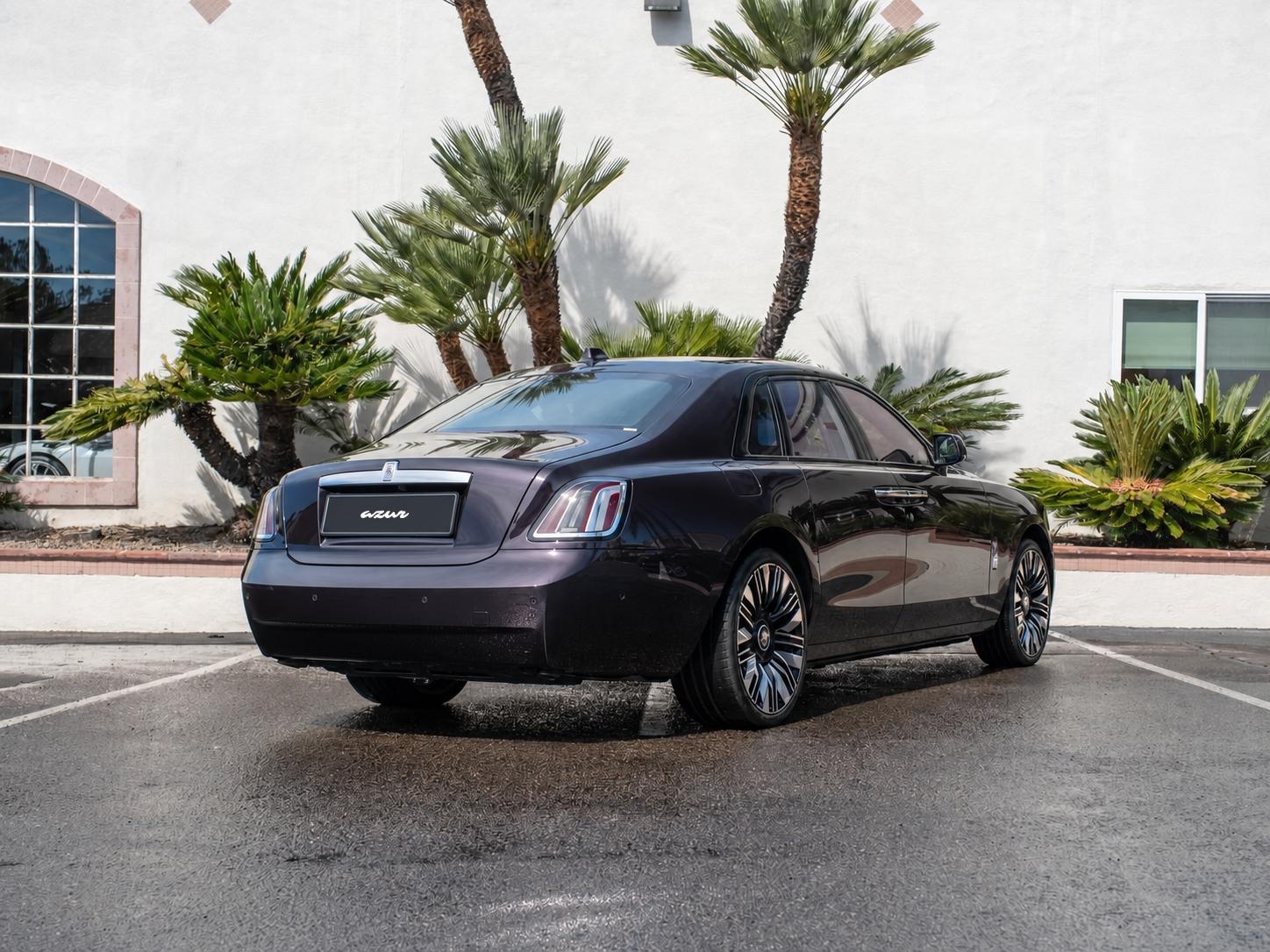 Rolls-Royce Ghost violette, vue arrière trois quarts