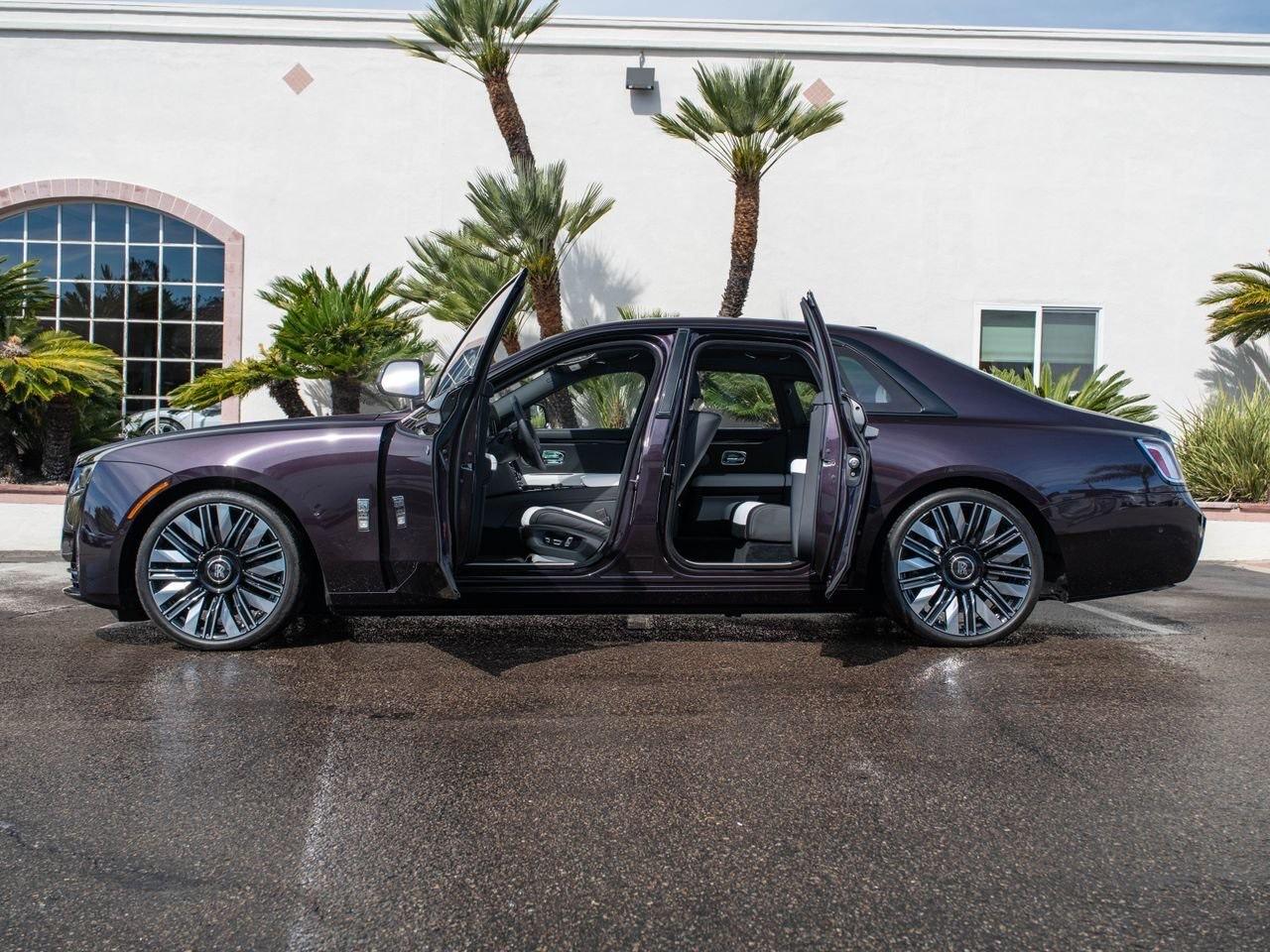 Rolls-Royce Ghost violette, vue de profil, portières ouvertes