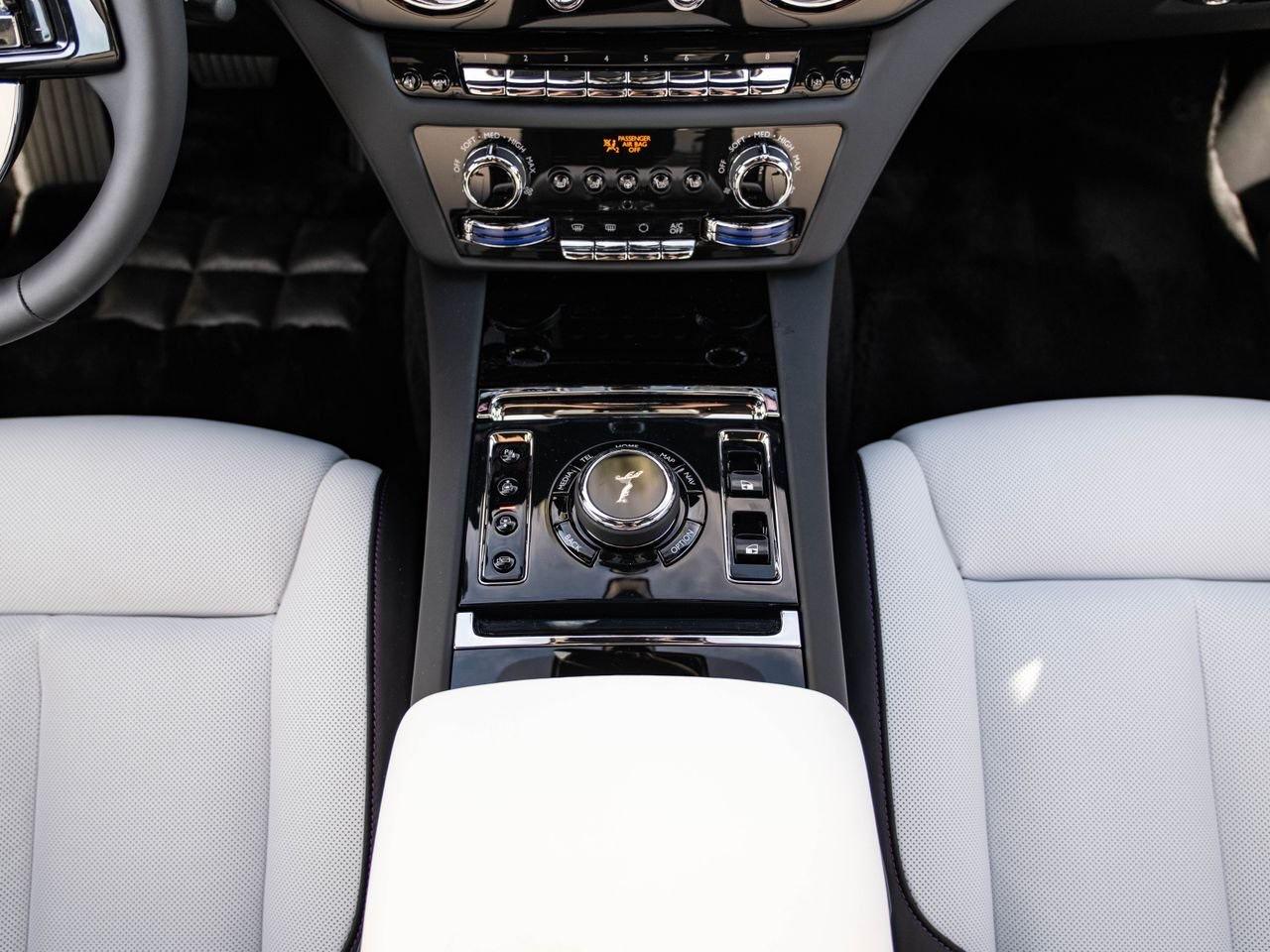 Rolls-Royce Ghost, console centrale et sellerie grise