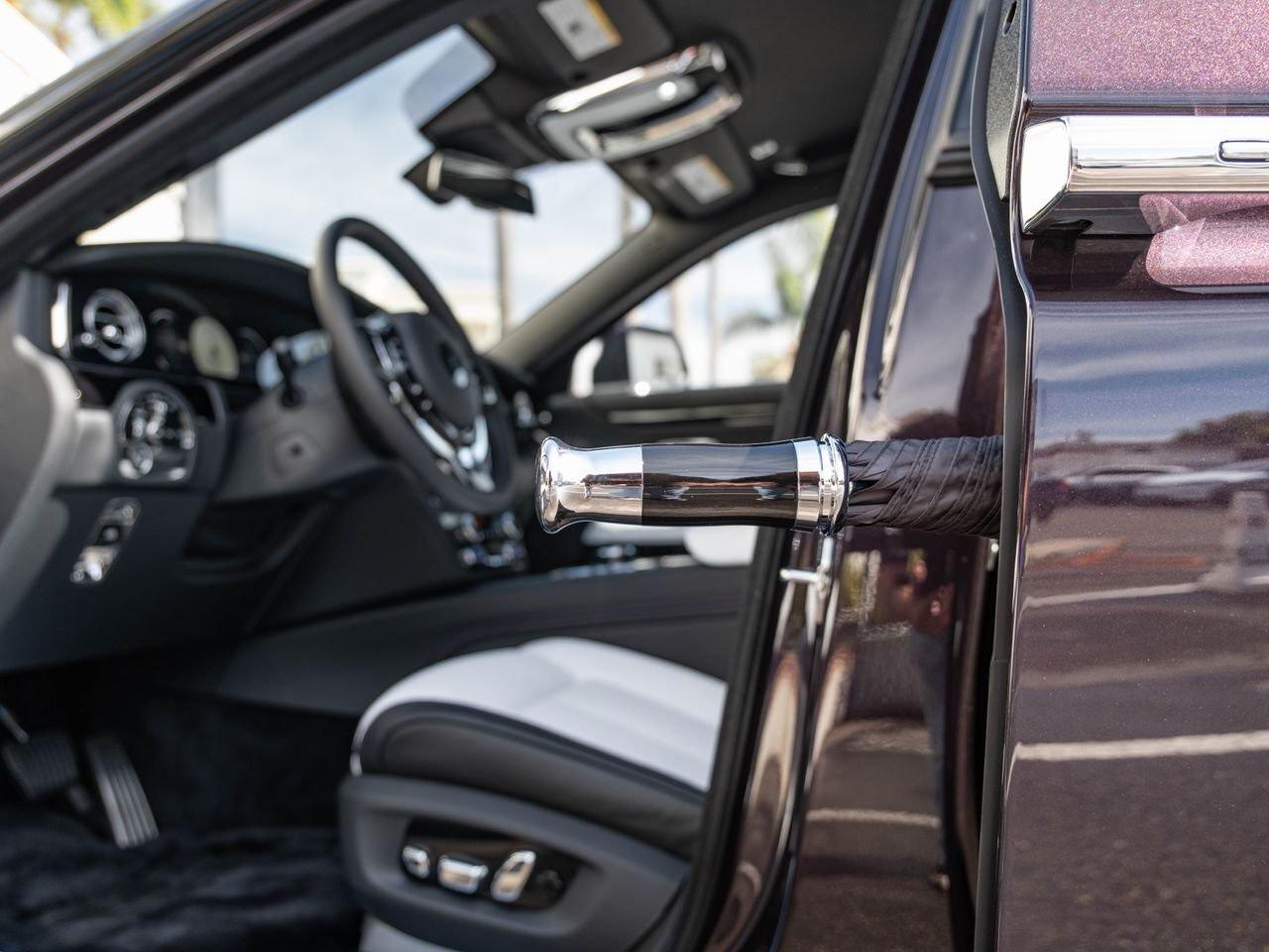 Rolls-Royce Ghost, parapluie intégré à la portière conducteur