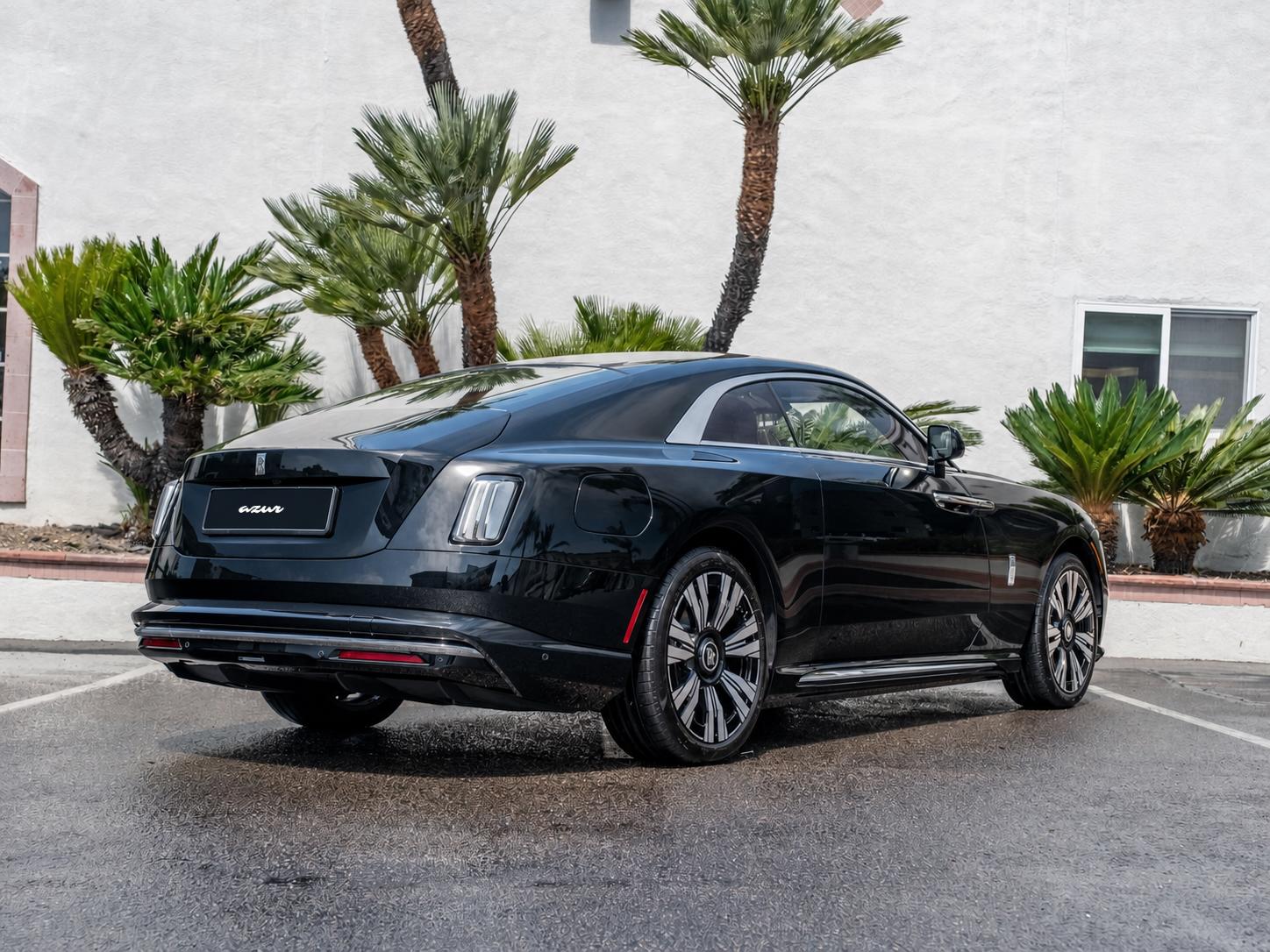 Rolls-Royce Spectre noire, vue arrière trois quarts