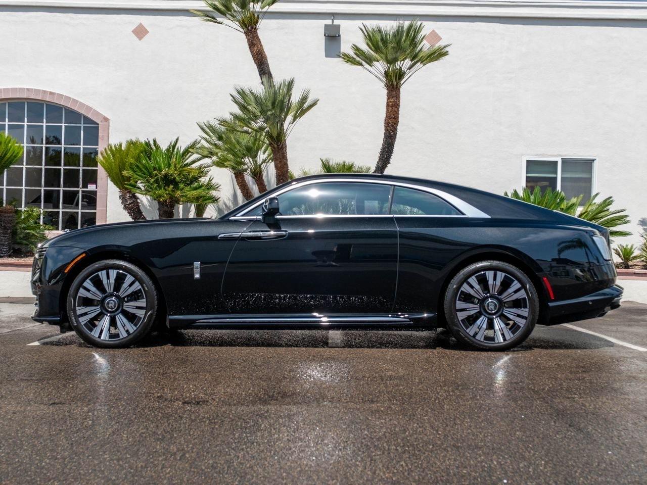 Rolls-Royce Spectre noire, vue de profil, coupé deux portes