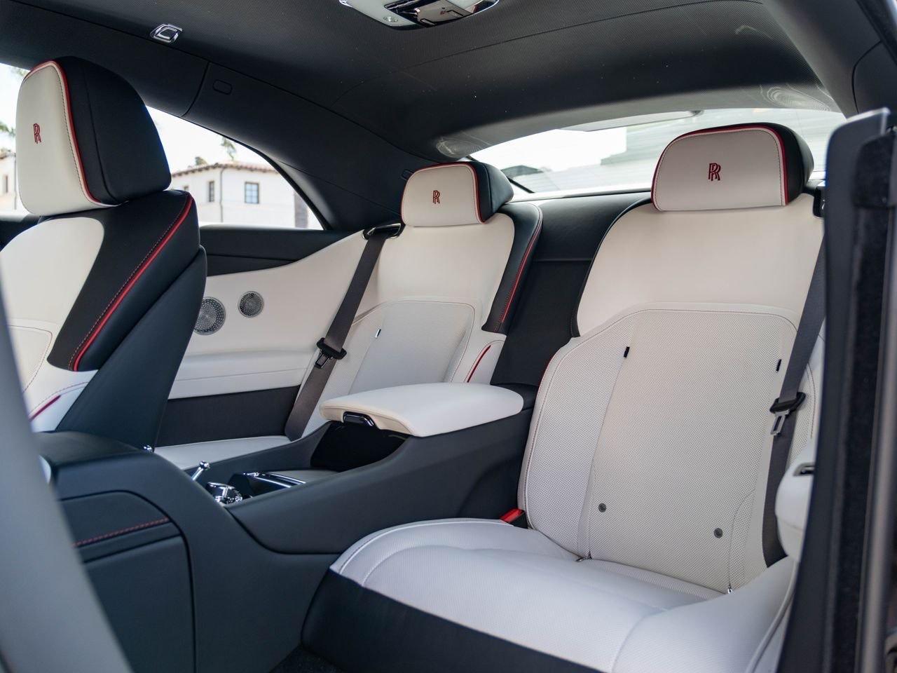 Rolls-Royce Spectre, banquette arrière cuir crème et noir, surpiqûres rouges