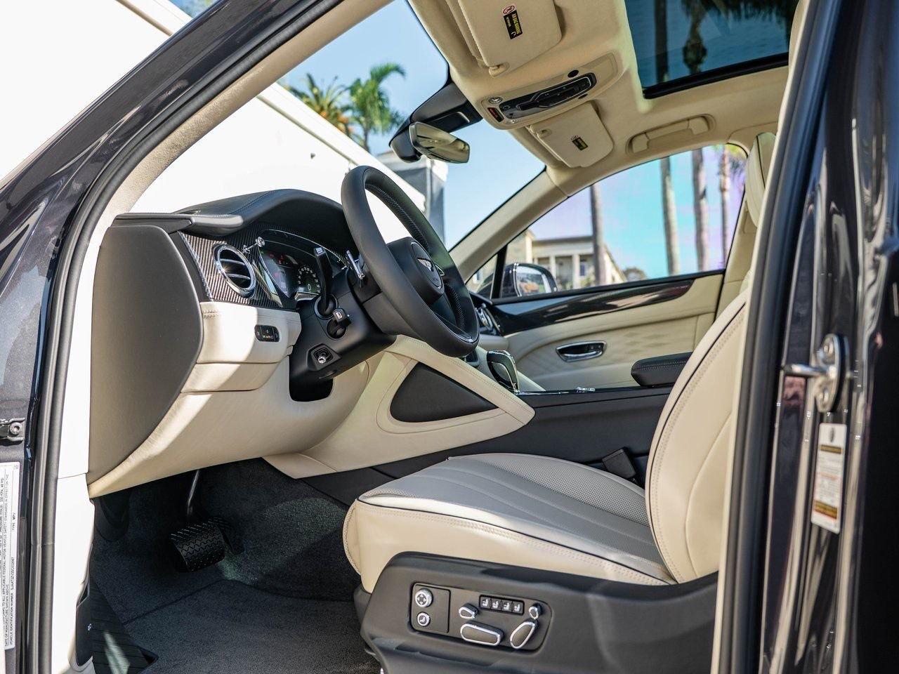 Bentley Bentayga, portière ouverte, intérieur beige et noir
