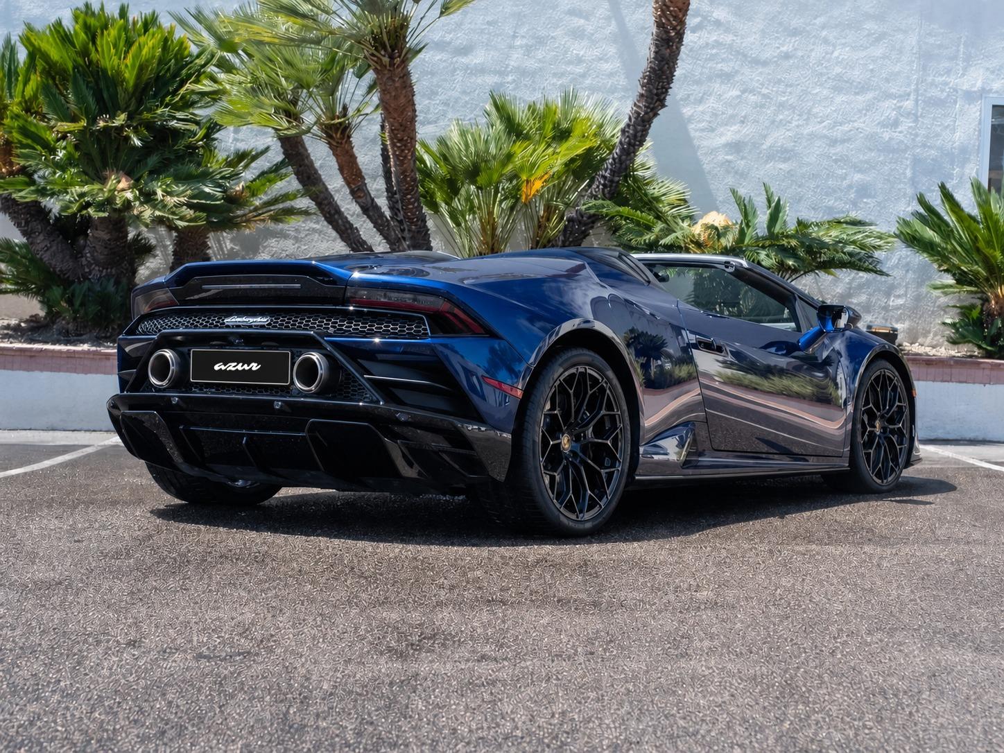 Lamborghini Huracán EVO Spyder bleue, vue arrière trois quarts, capote fermée